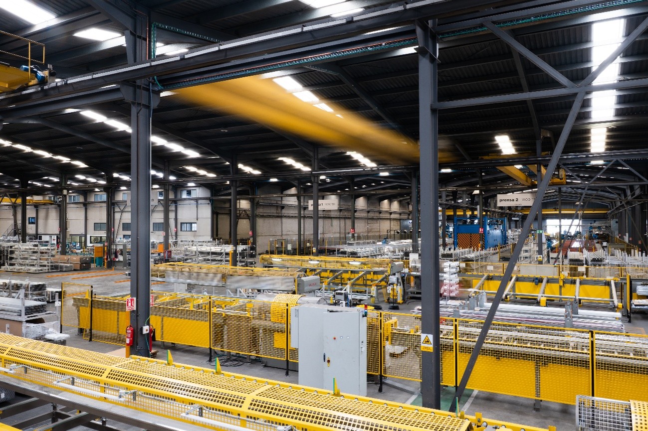 La extrusión de aluminio: una tecnología clave en STRUGAL