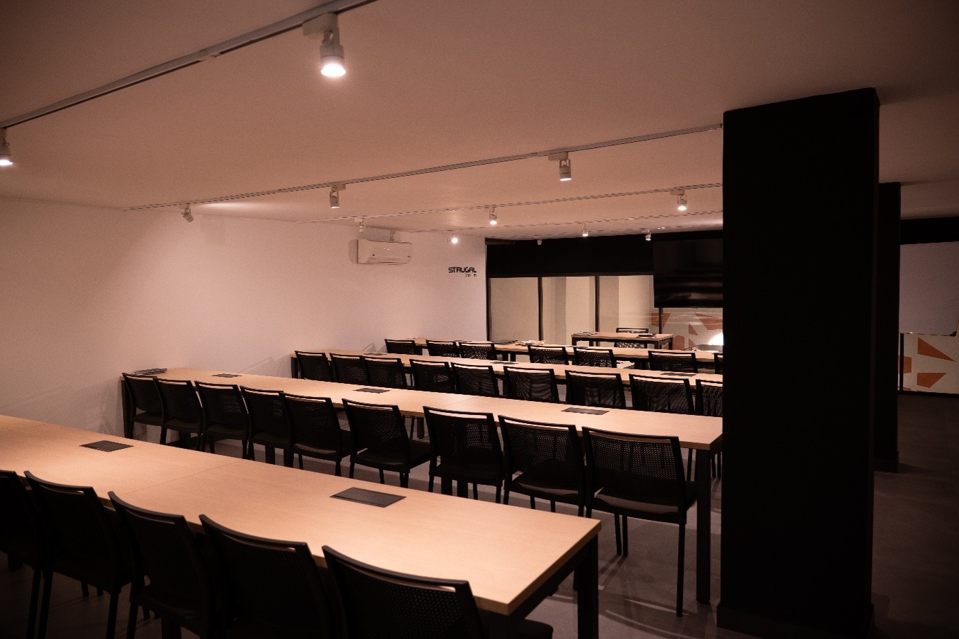 Foto del interior de la sala de formación Una sala de formación en el espacio Strugal Gallery
